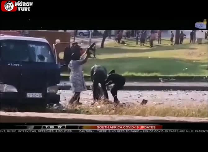 Video :The mob uses the chance to fill their pockets after robbers blow up a vehicle